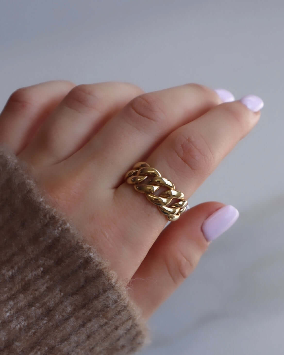 The Plain Cuban Link Ring from Janet Heller Fine Jewelry is is crafted in 14KT gold. It features an interlocking chain design with rounded links.