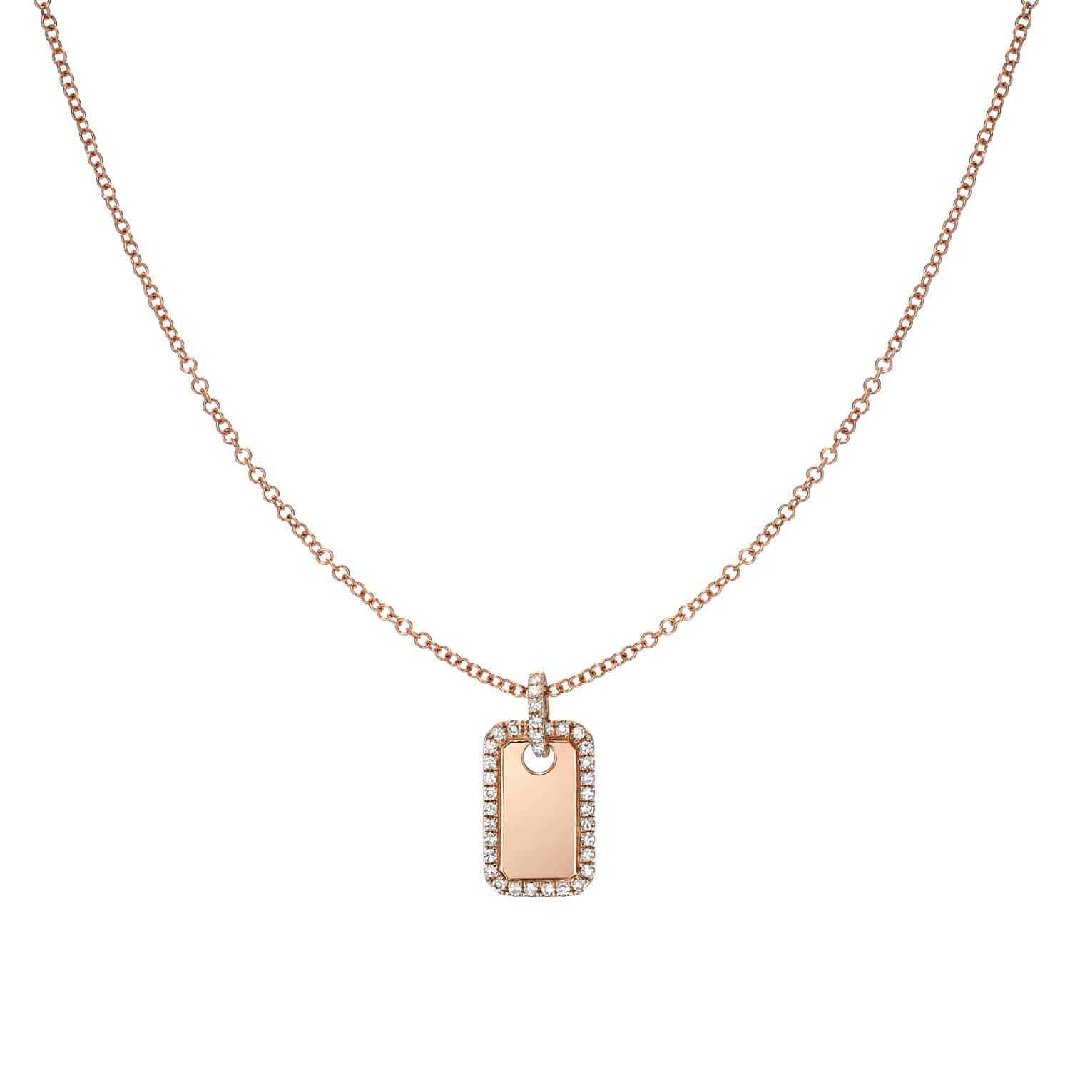 Introducing the Engravable Diamond Dog Tag Necklace – a delicate gold chain necklace featuring a rectangular pendant outlined with brilliant diamonds. This elegant and minimalist jewelry piece is perfect for engraving, allowing you to personalize it and create a truly meaningful accessory.